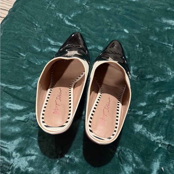 Betsey Johnson Black and White Star Mules - Picture 3 of 3